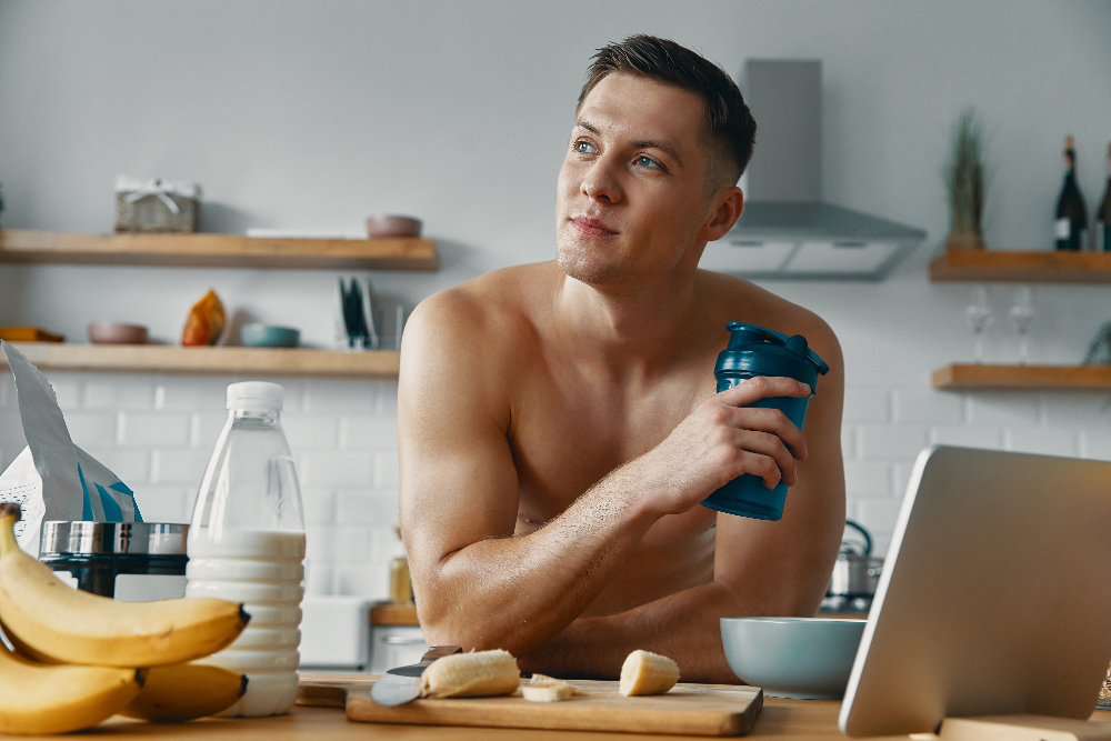 muž přemýšlí o proteinu